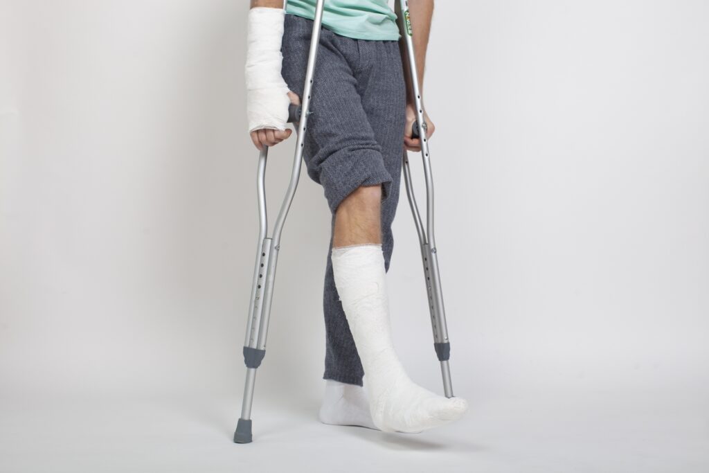交通事故で右手右足にギプスを巻いて、松葉杖を突きながら歩いている